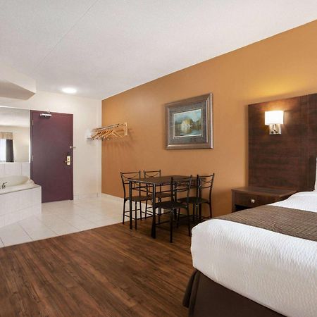 Days Inn By Wyndham Leamington Esterno foto