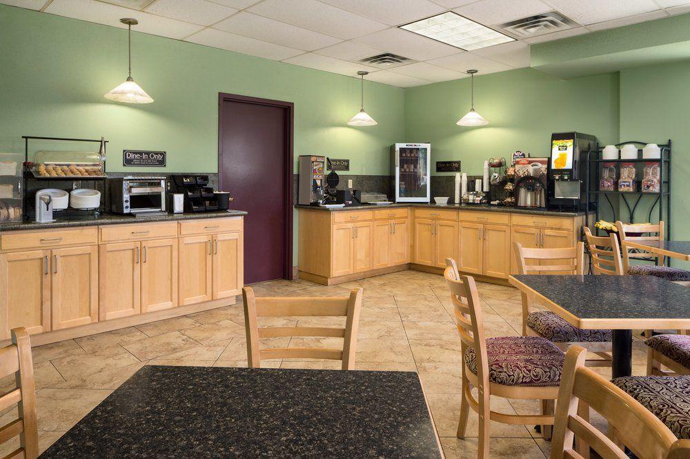 Days Inn By Wyndham Leamington Esterno foto