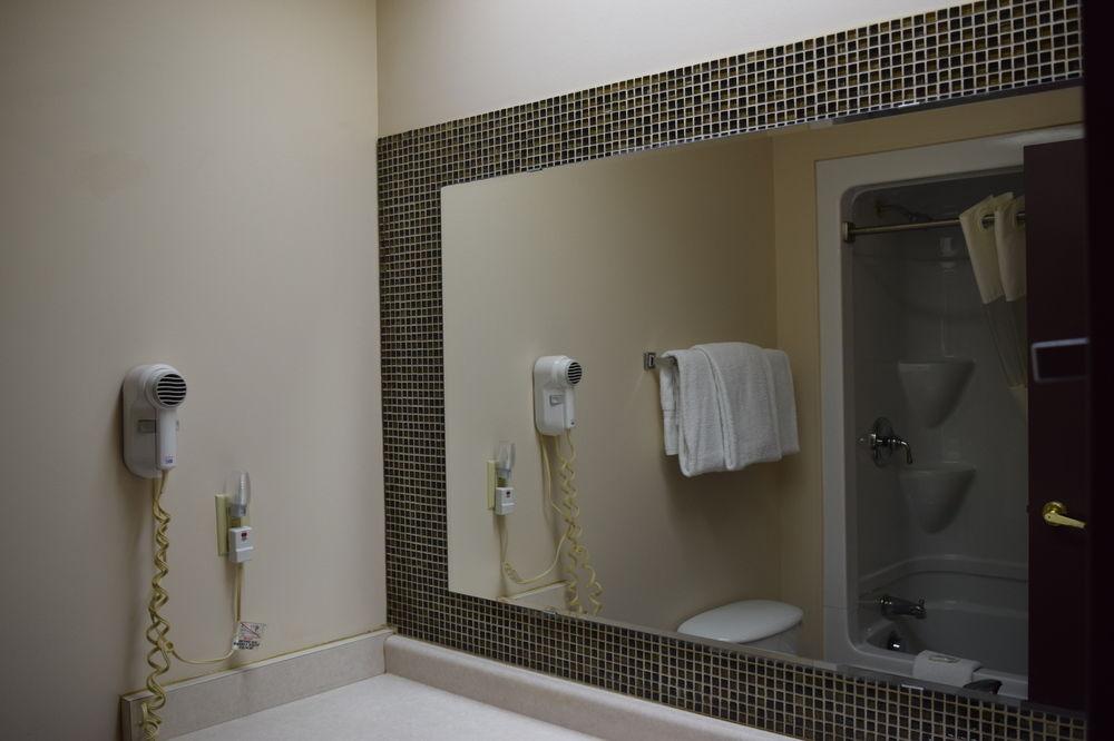 Days Inn By Wyndham Leamington Esterno foto