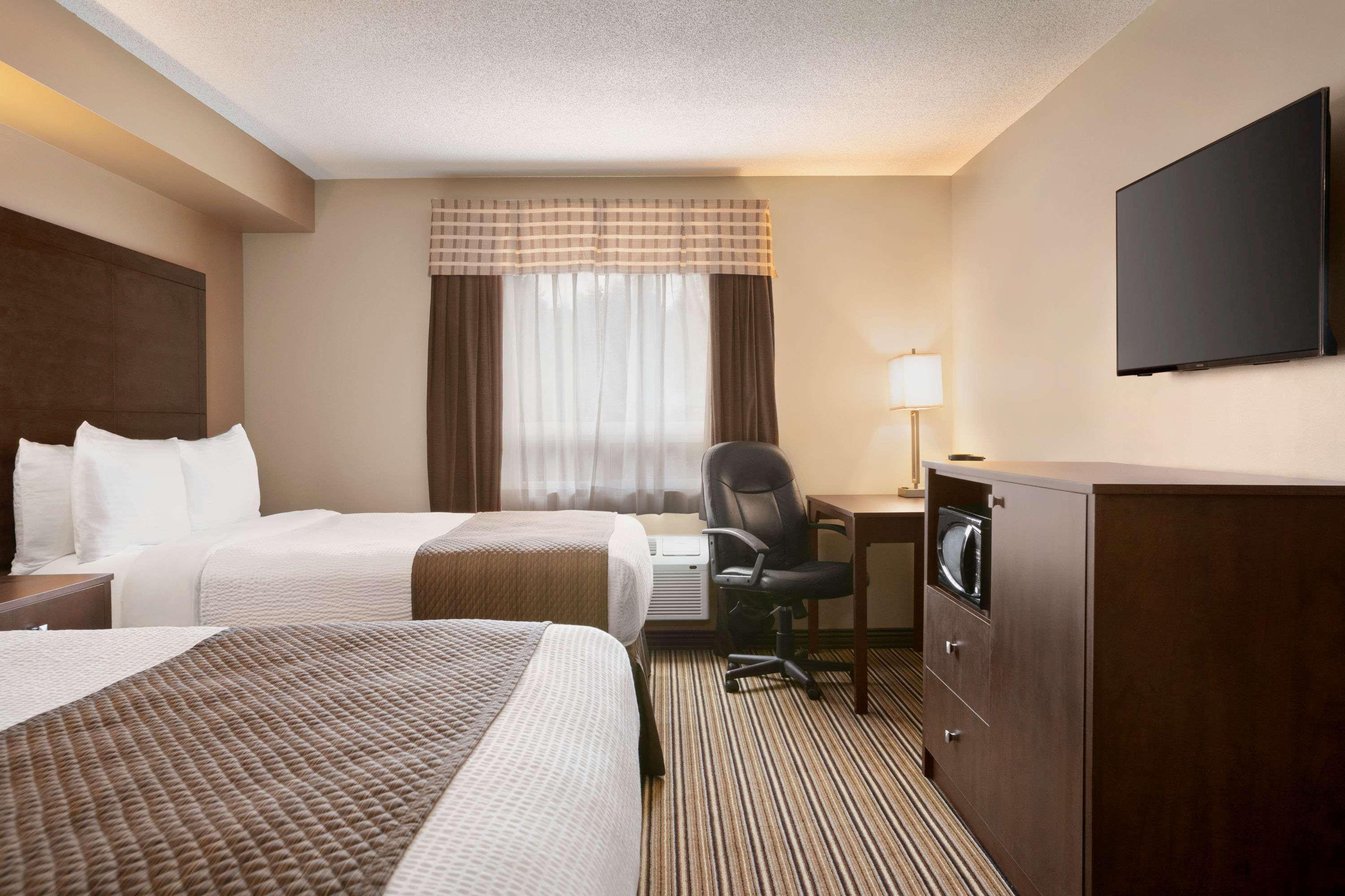 Days Inn By Wyndham Leamington Esterno foto