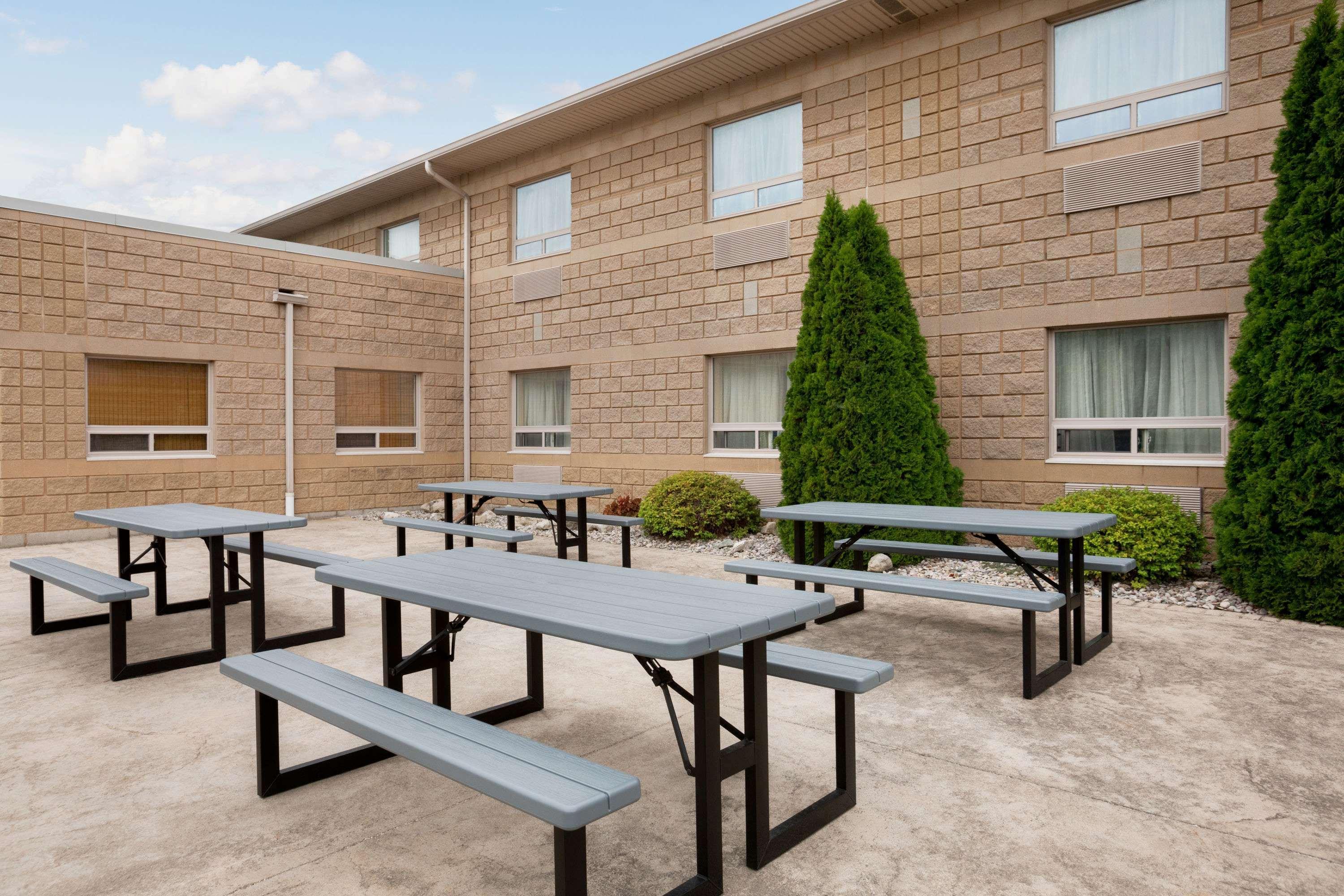 Days Inn By Wyndham Leamington Esterno foto