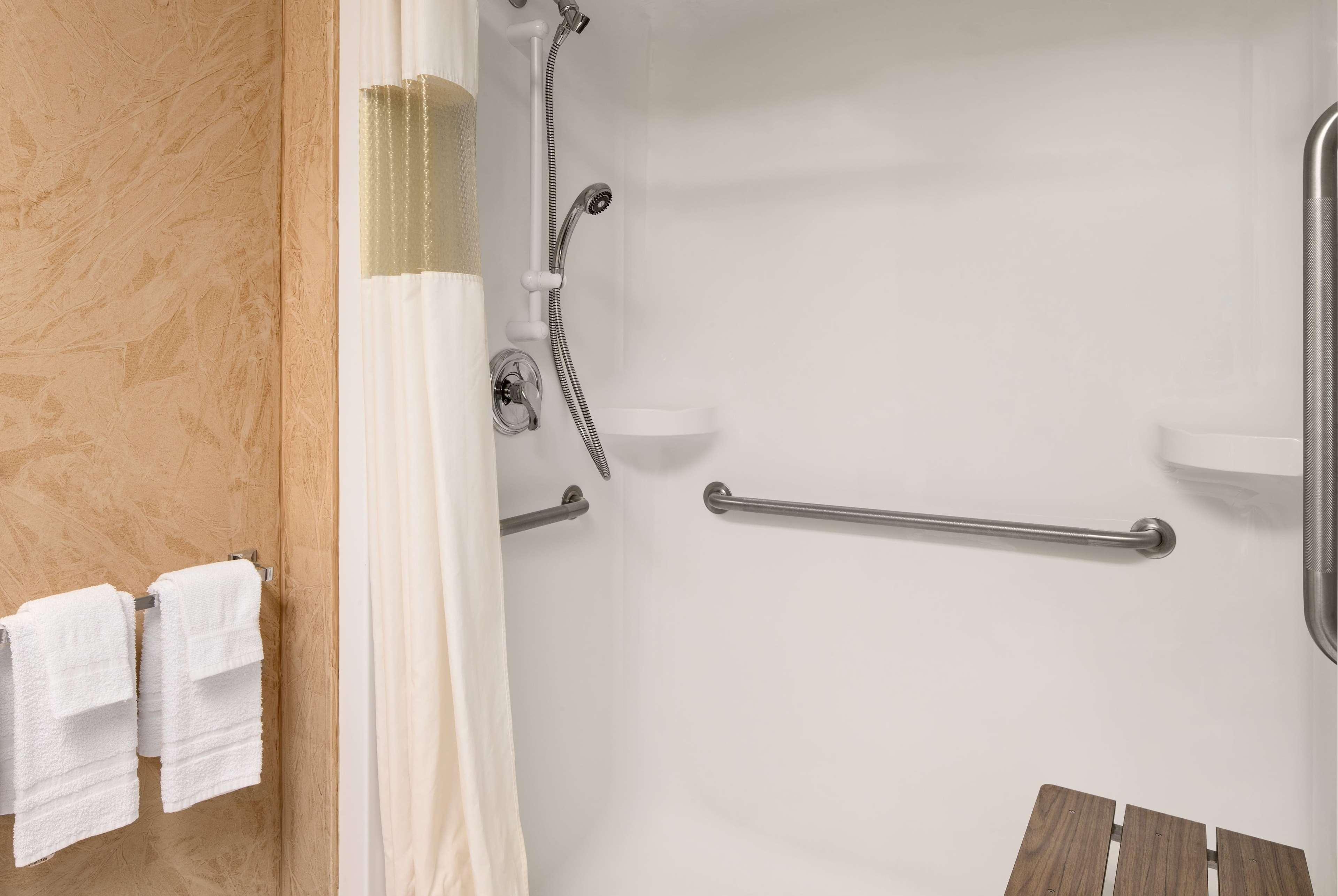 Days Inn By Wyndham Leamington Esterno foto