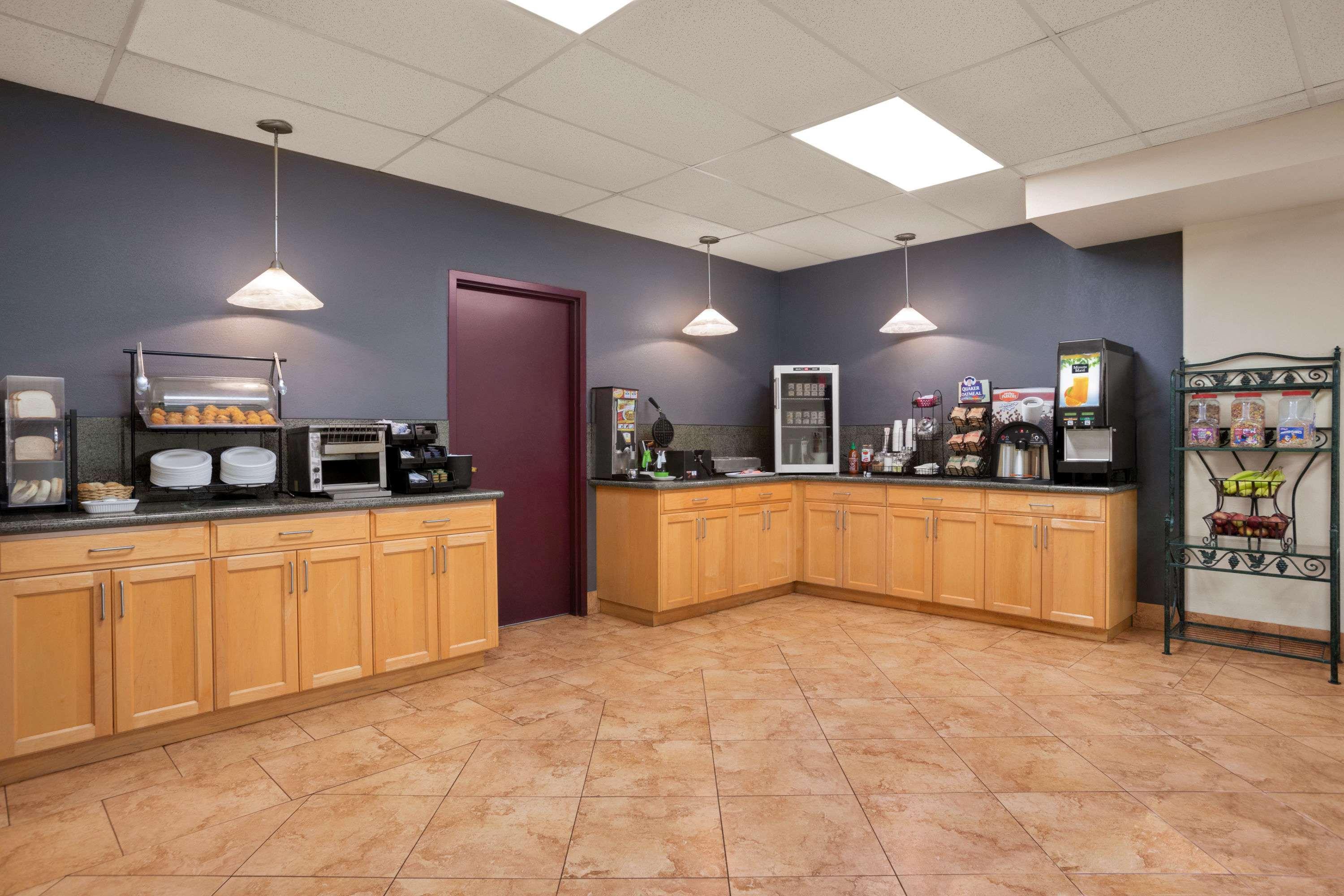 Days Inn By Wyndham Leamington Esterno foto