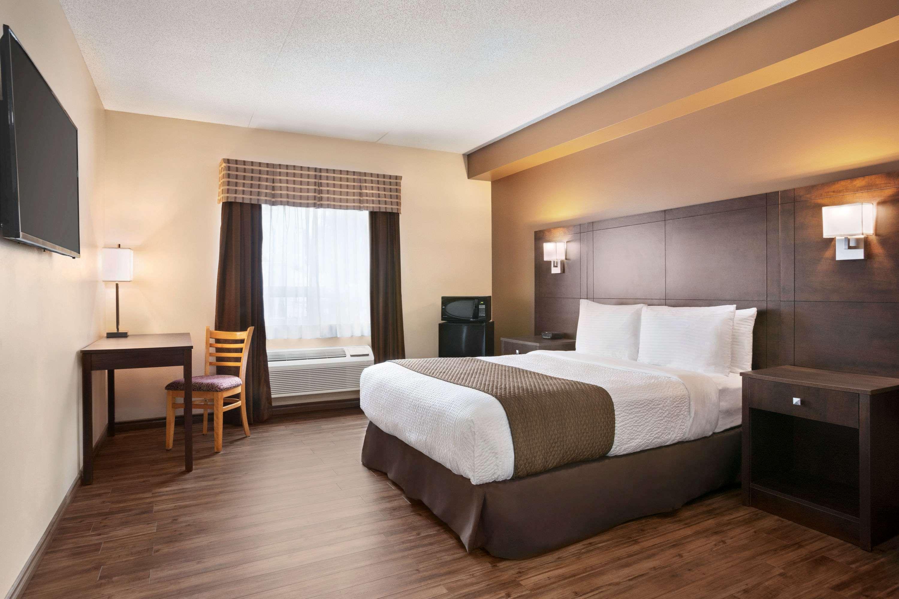 Days Inn By Wyndham Leamington Esterno foto