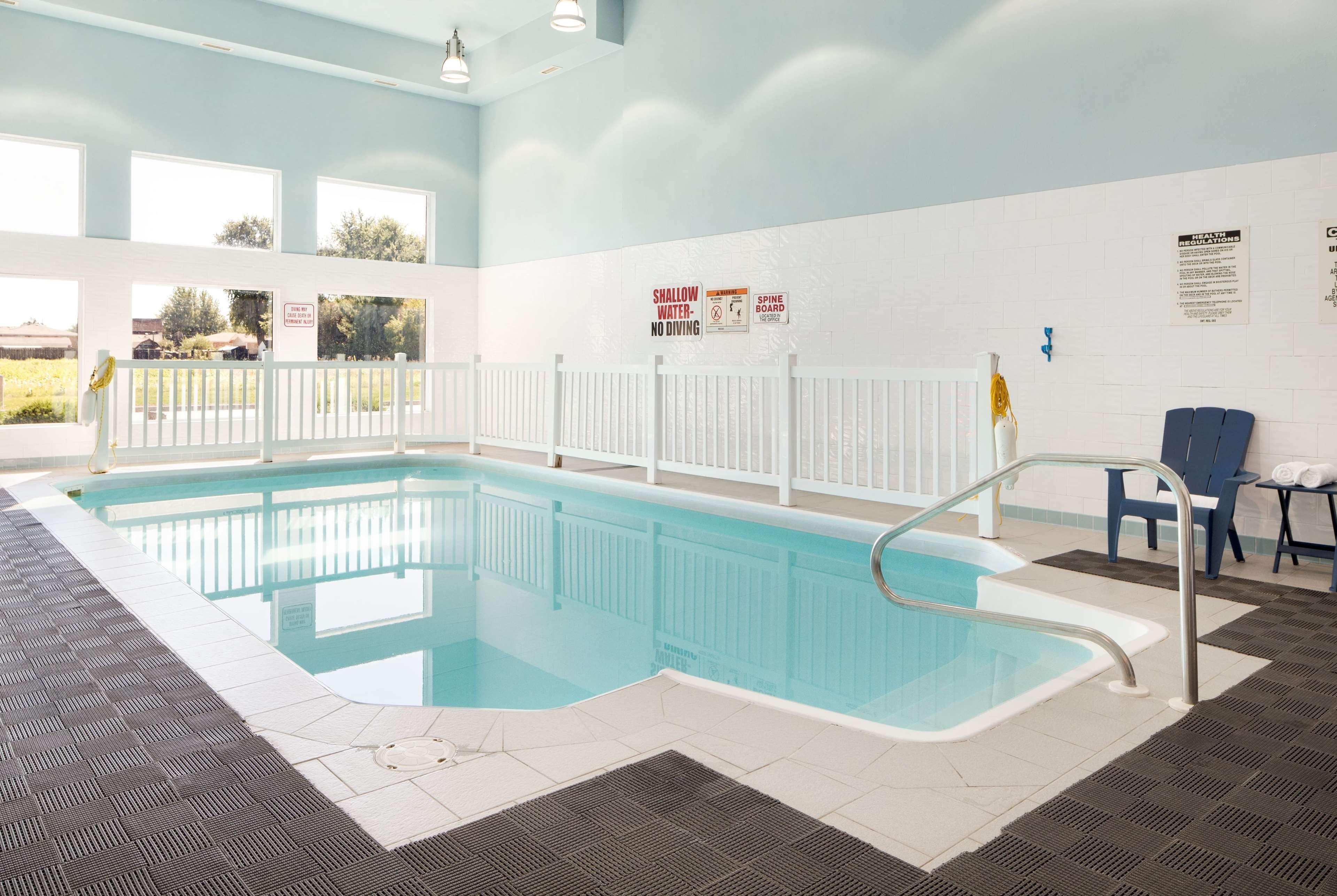 Days Inn By Wyndham Leamington Esterno foto