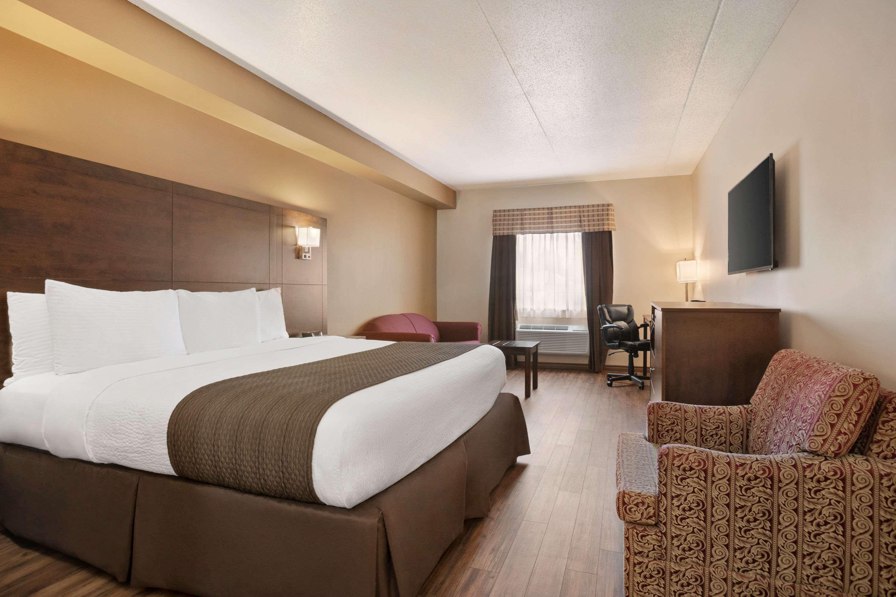 Days Inn By Wyndham Leamington Esterno foto