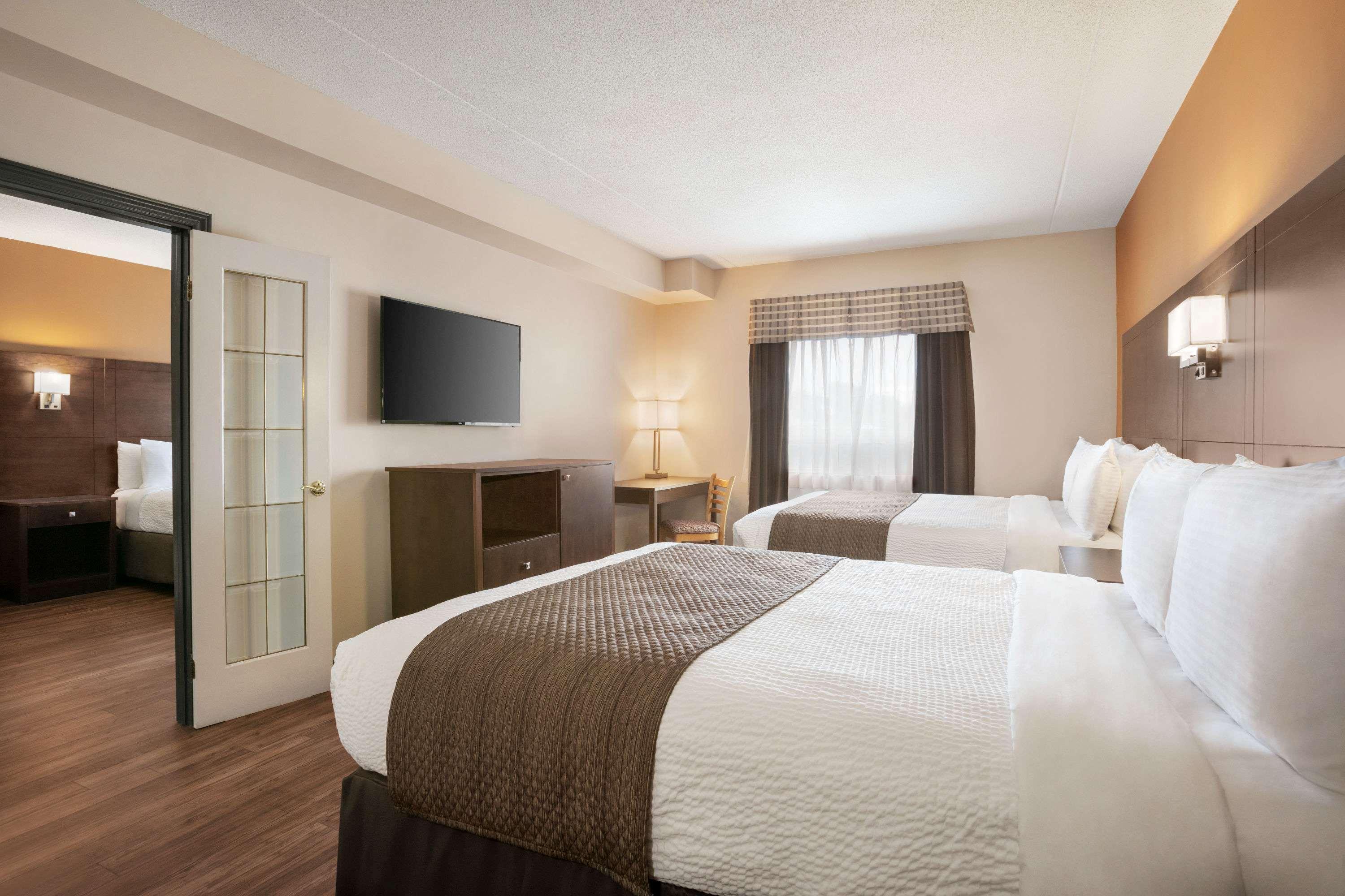 Days Inn By Wyndham Leamington Esterno foto