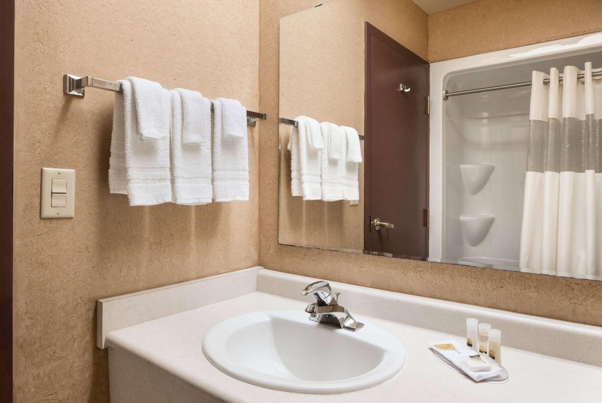 Days Inn By Wyndham Leamington Esterno foto