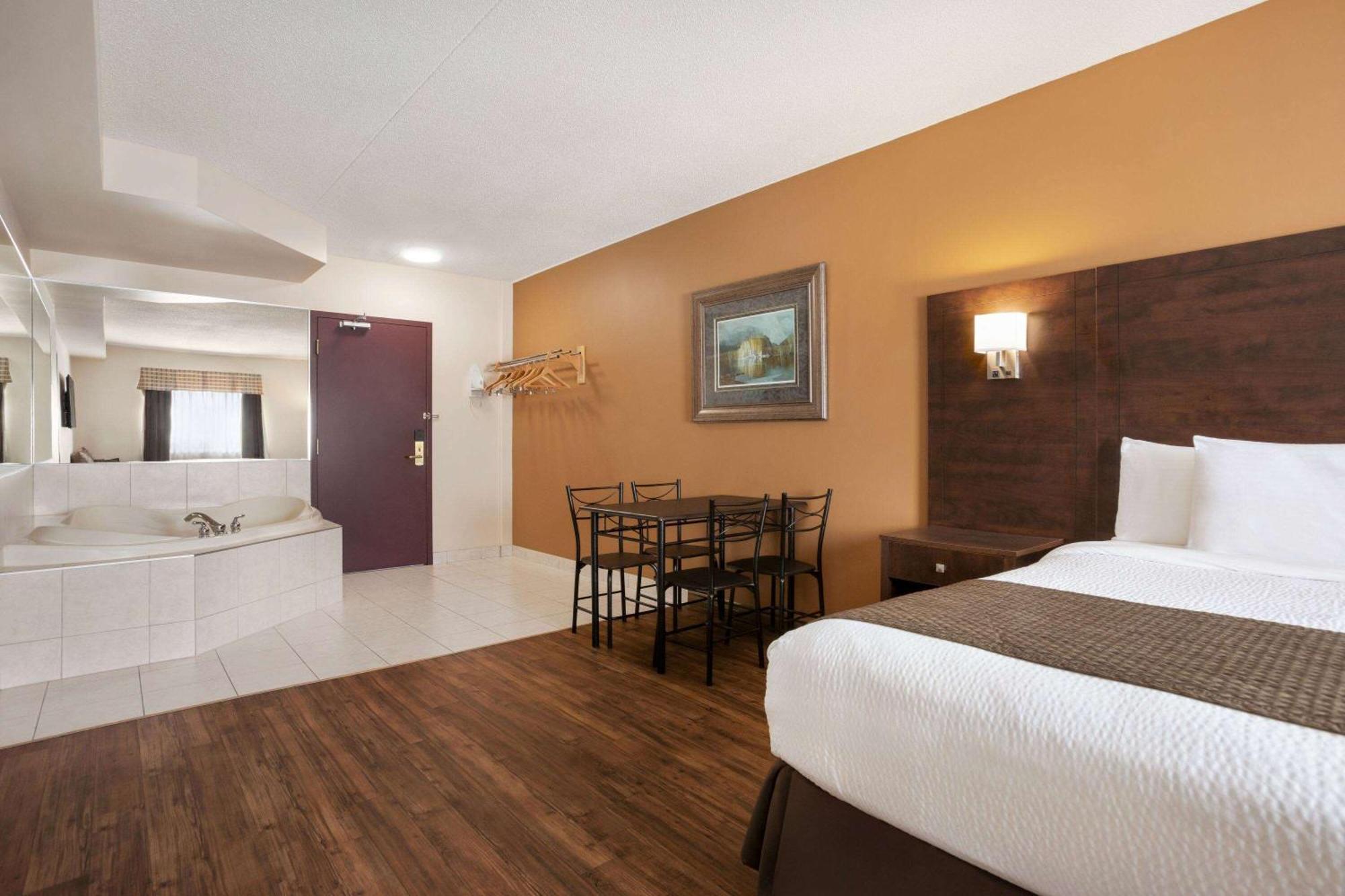 Days Inn By Wyndham Leamington Esterno foto