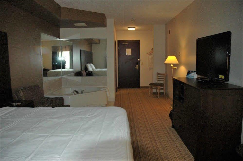 Days Inn By Wyndham Leamington Esterno foto