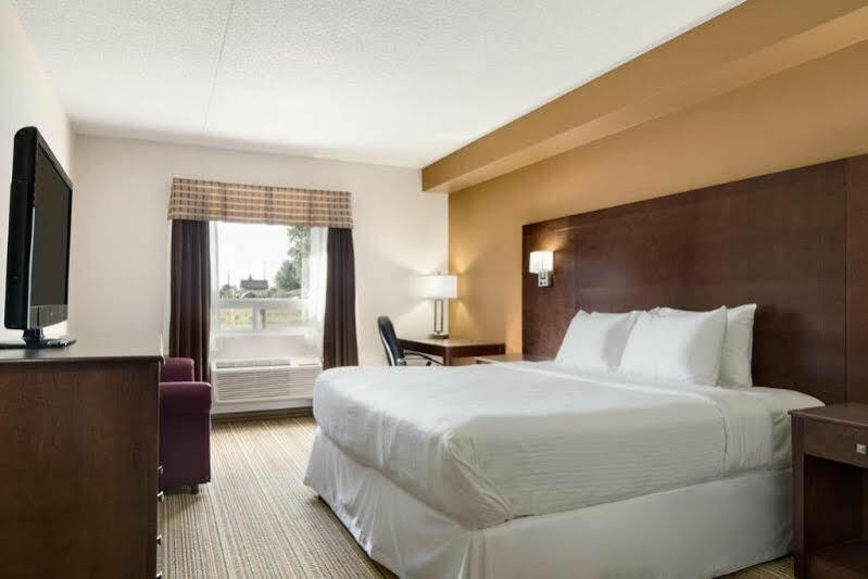 Days Inn By Wyndham Leamington Esterno foto